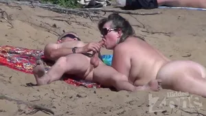 Milf suce une bite sur plage nudiste en public