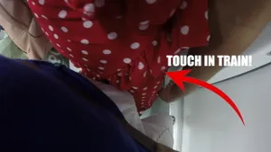 Branlette surprise à un inconnu dans le train public