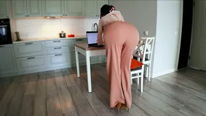 Belle-mère MILF domine son beau-fils en érection