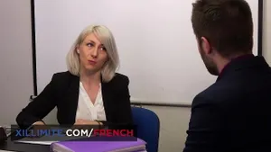 Cougar blonde se fait défoncer le cul brutalement