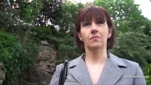 MILF mince se fait enculer sauvagement au bureau