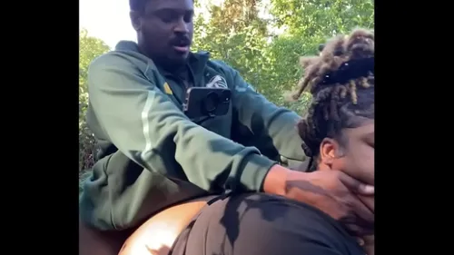 MILF noire baisée sans culotte sous sa robe d'été