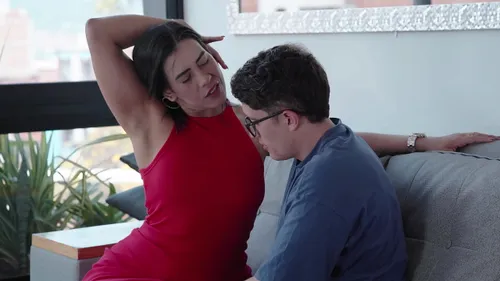 MILF latina chevauche et suce la queue de son mari