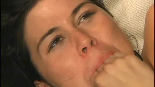 MILF brune en lingerie se fait défoncer hardcore