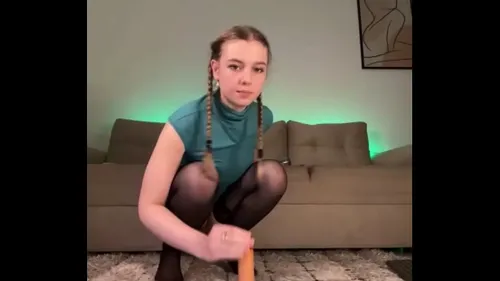 Salope en bas chevauche son gode jusqu'à l'orgasme