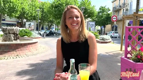 Julie MILF blonde française baise passionnément amateur