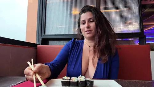 Belle-mère brune baise son beau-fils en public