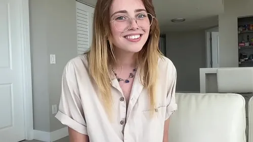 Tomboy à lunettes baise pour prouver qu'elle aime les bites