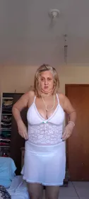 MILF blonde se masturbe en lingerie fine